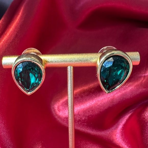 Vintage Avon S.A.L. Emerald Green Teardrop Earrings – 1980s Statement Studs - Picture 10 of 12